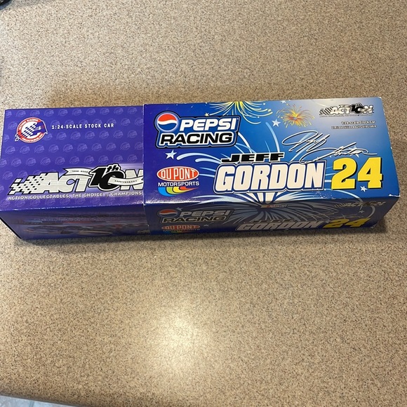Jeff Gordon # 24 Du Pont /Pepsi/Daytona 2002 Monte Carlo 1:24.Scale Stock Car - Picture 3 of 16
